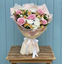 Букет цветов из:  Гвоздики, Орхидеи и Розы #REPLACE_PRED# Краснокаменске Забайкальского края