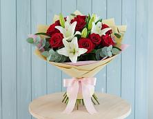 Букет цветов из:  Лилии и Розы в Краснокаменске Забайкальского края