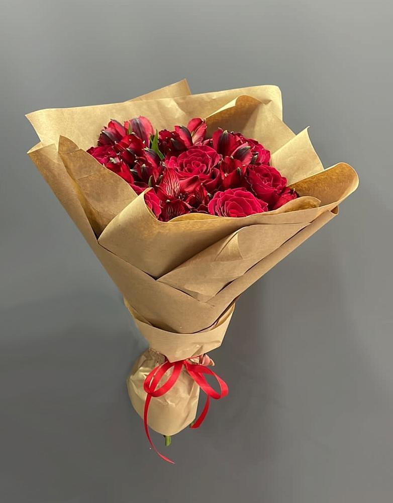 Букет цветов из: Альстромерии и Розы в Краснокаменске Забайкальского края