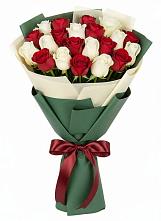 Букет Микс из красных и белых роз в Краснокаменске Забайкальского края
