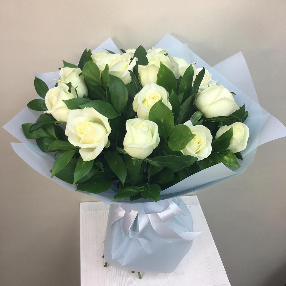 Букет 15 Белых роз Проуд в Краснокаменске Забайкальского края