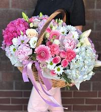 Композиция солнечный день в Краснокаменске Забайкальского края Цветочная композиция из Розы, Хризантемы, Пионы и Лизиантусы в корзине в Краснокаменске Забайкальского края
