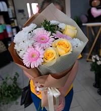 Букет цветов из:  Герберы, Розы и Хризантемы в Краснокаменске Забайкальского края