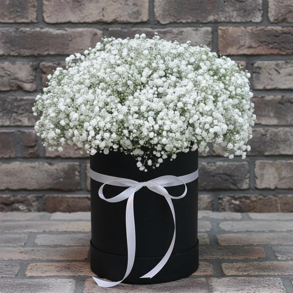 Цветочная композиция из Гипсофила в шляпной коробке в Краснокаменске Забайкальского края