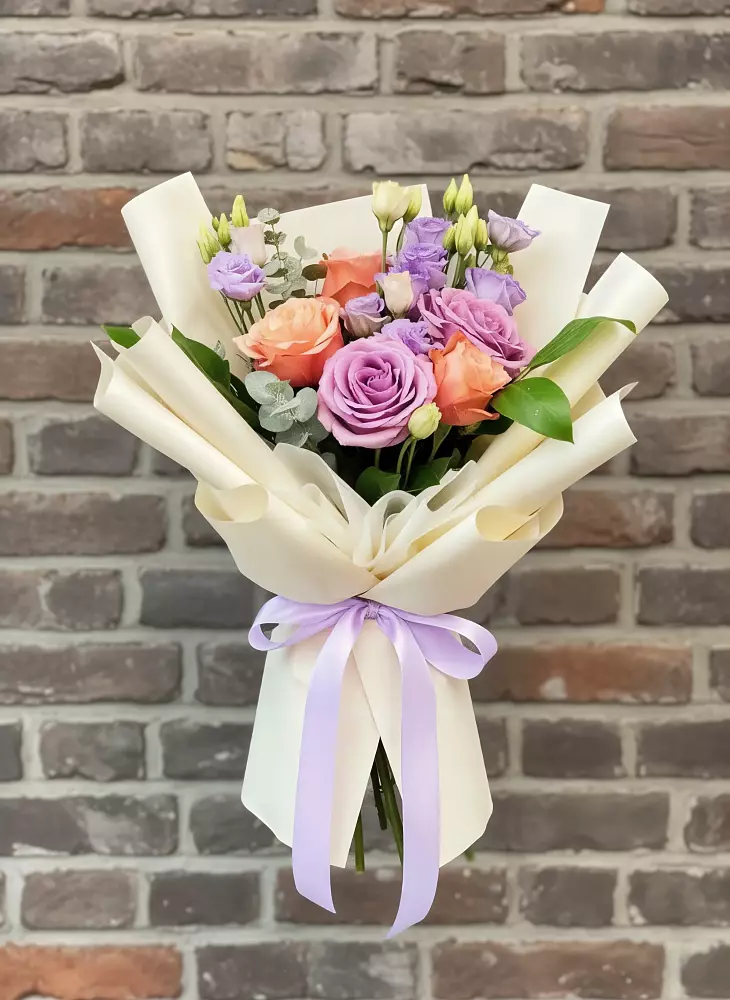 Букет цветов из: Лизиантусы и Розы в Краснокаменске Забайкальского края