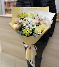 Букет цветов из:  Альстромерии, Розы и Хризантемы в Краснокаменске Забайкальского края