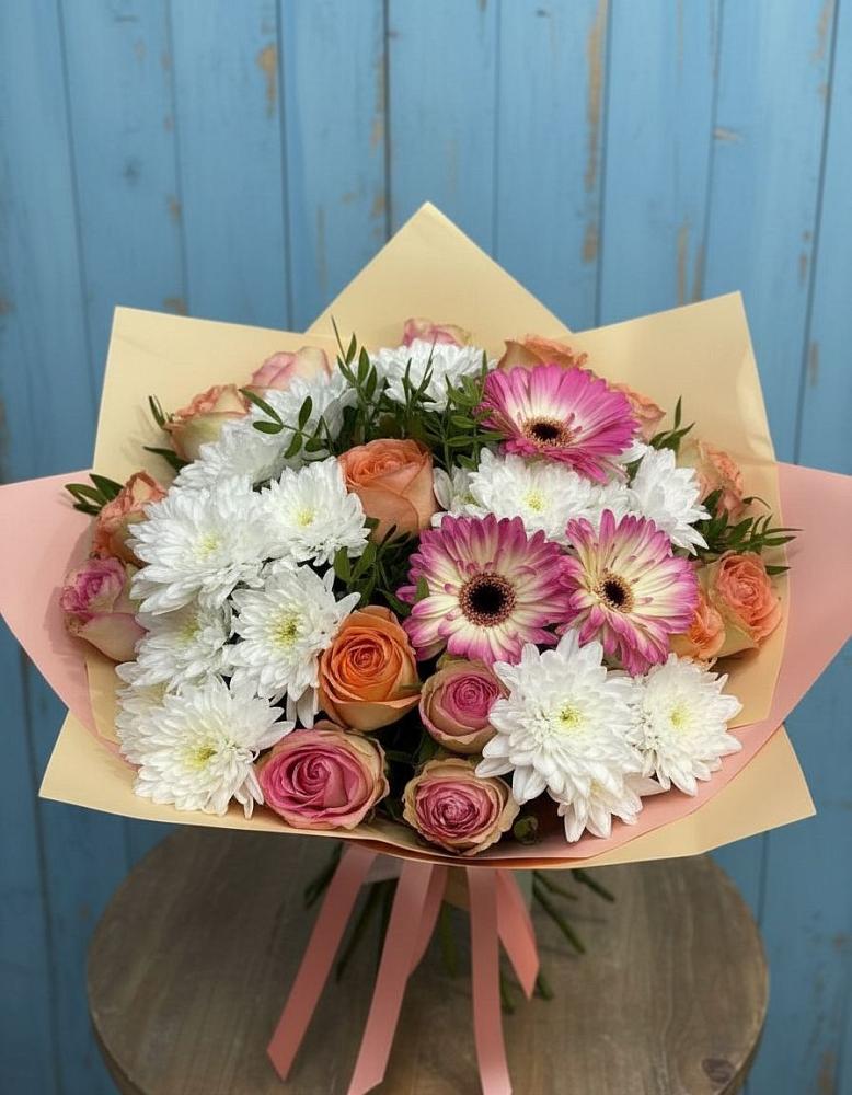 Букет цветов из: Розы, Герберы и Хризантемы в Краснокаменске Забайкальского края