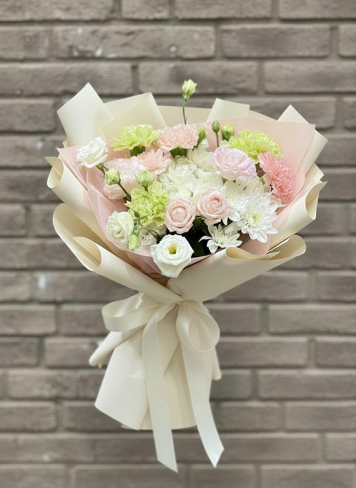 Букет цветов из: Гвоздики, Розы, Лизиантусы и Хризантемы в Краснокаменске Забайкальского края