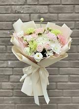 Букет цветов из:  Гвоздики, Розы, Лизиантусы и Хризантемы в Краснокаменске Забайкальского края