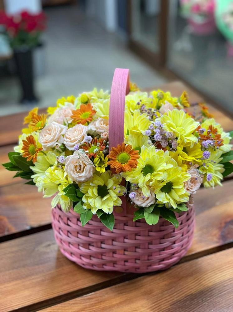 Цветочная композиция из Хризантемы и Розы в корзине в Краснокаменске Забайкальского края
