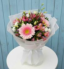 Букет цветов из:  Герберы, Альстромерии и Лизиантусы в Краснокаменске Забайкальского края