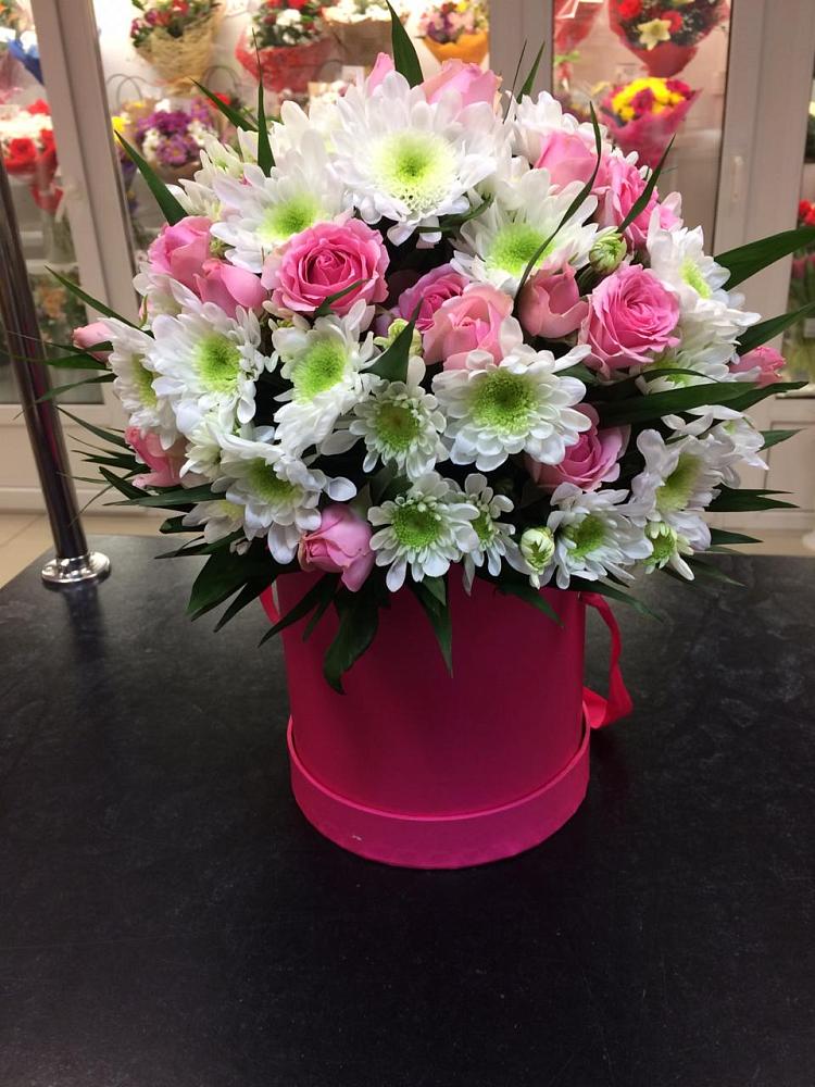 Цветочная композиция из Розы и Хризантемы в шляпной коробке в Краснокаменске Забайкальского края