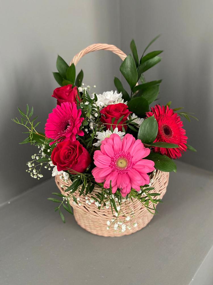 Цветочная композиция из Розы, Хризантемы и Герберы в корзине в Краснокаменске Забайкальского края