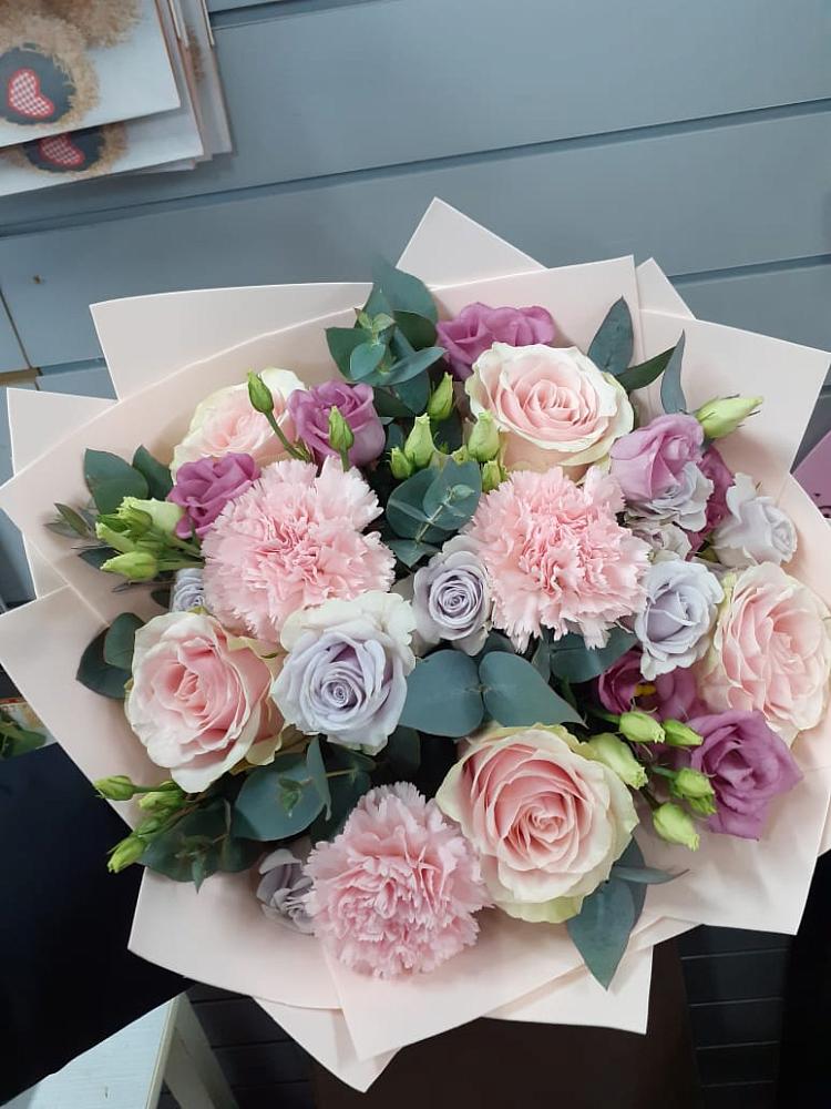 Букет цветов из: Розы, Гвоздики и Лизиантусы в Краснокаменске Забайкальского края