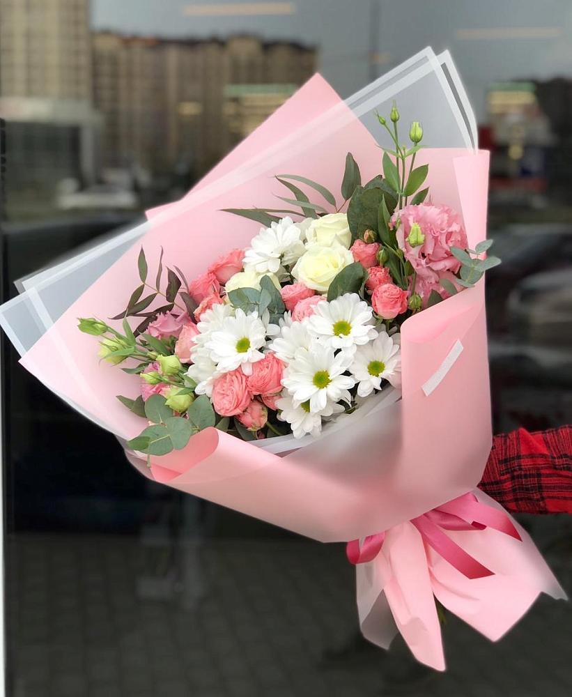 Букет нежный в Краснокаменске Забайкальского края Букет цветов из: Розы, Лизиантусы и Хризантемы в Краснокаменске Забайкальского края